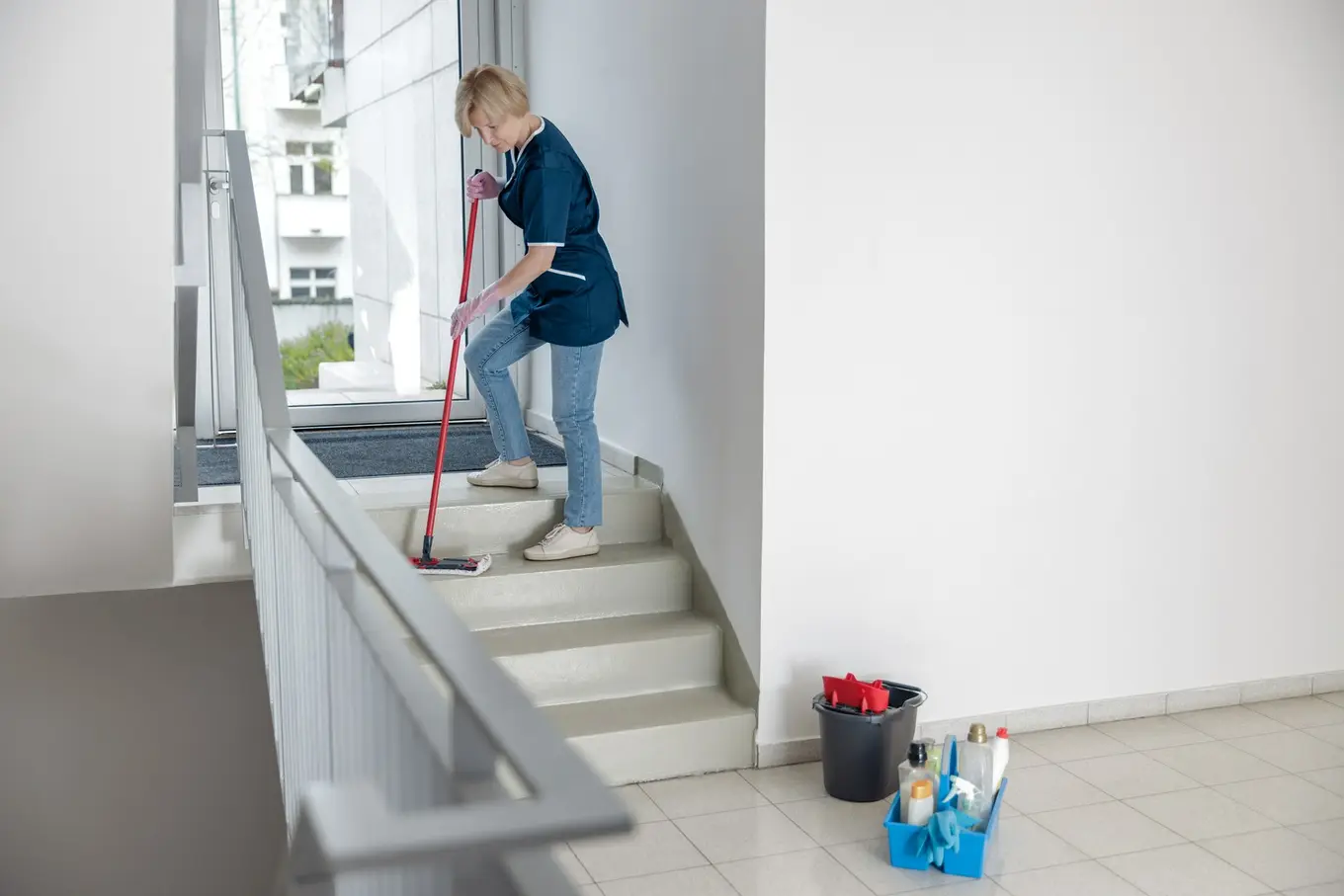 kobieta sprząta klatkę schodową