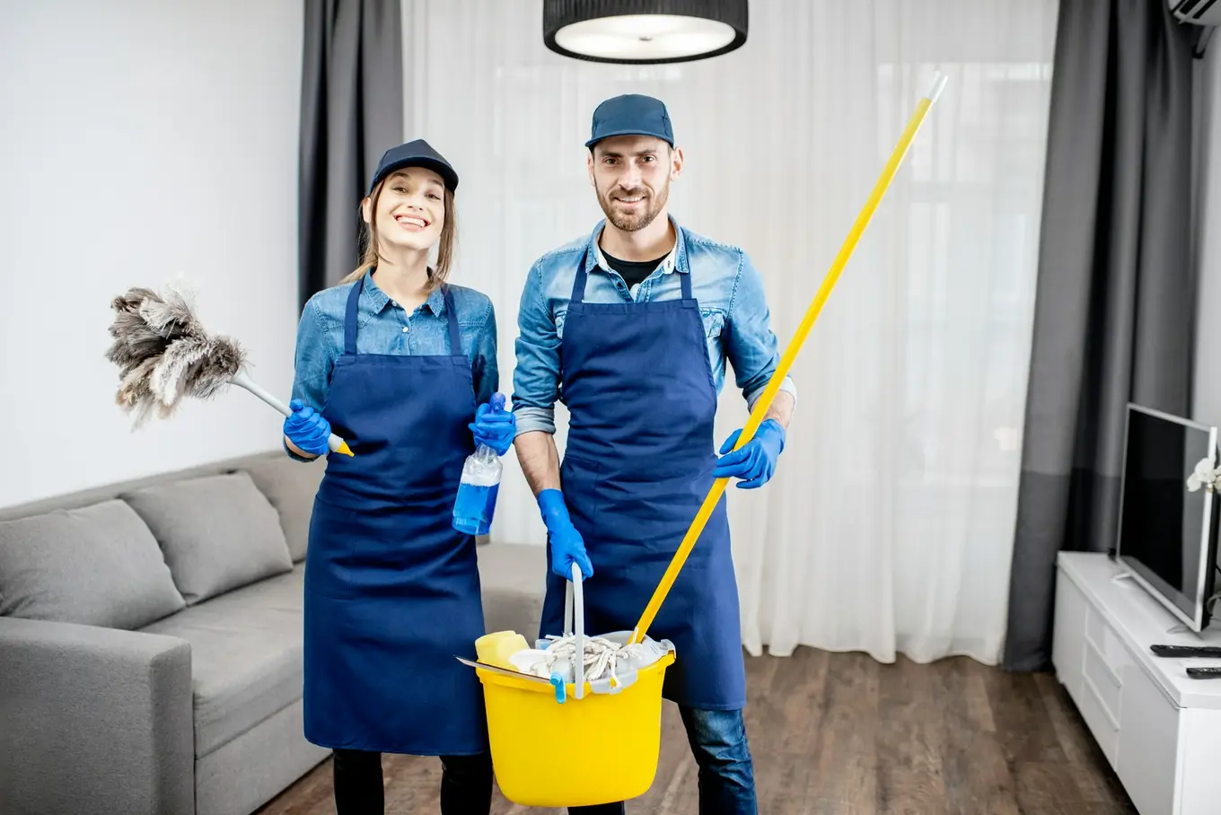 mężczyzna i kobieta z firmy sprzątającej w apartamencie